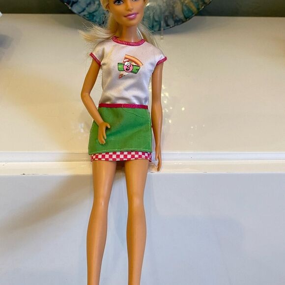 Barbie Pizza Playset Doll and Furniture - Picture 2 of 3